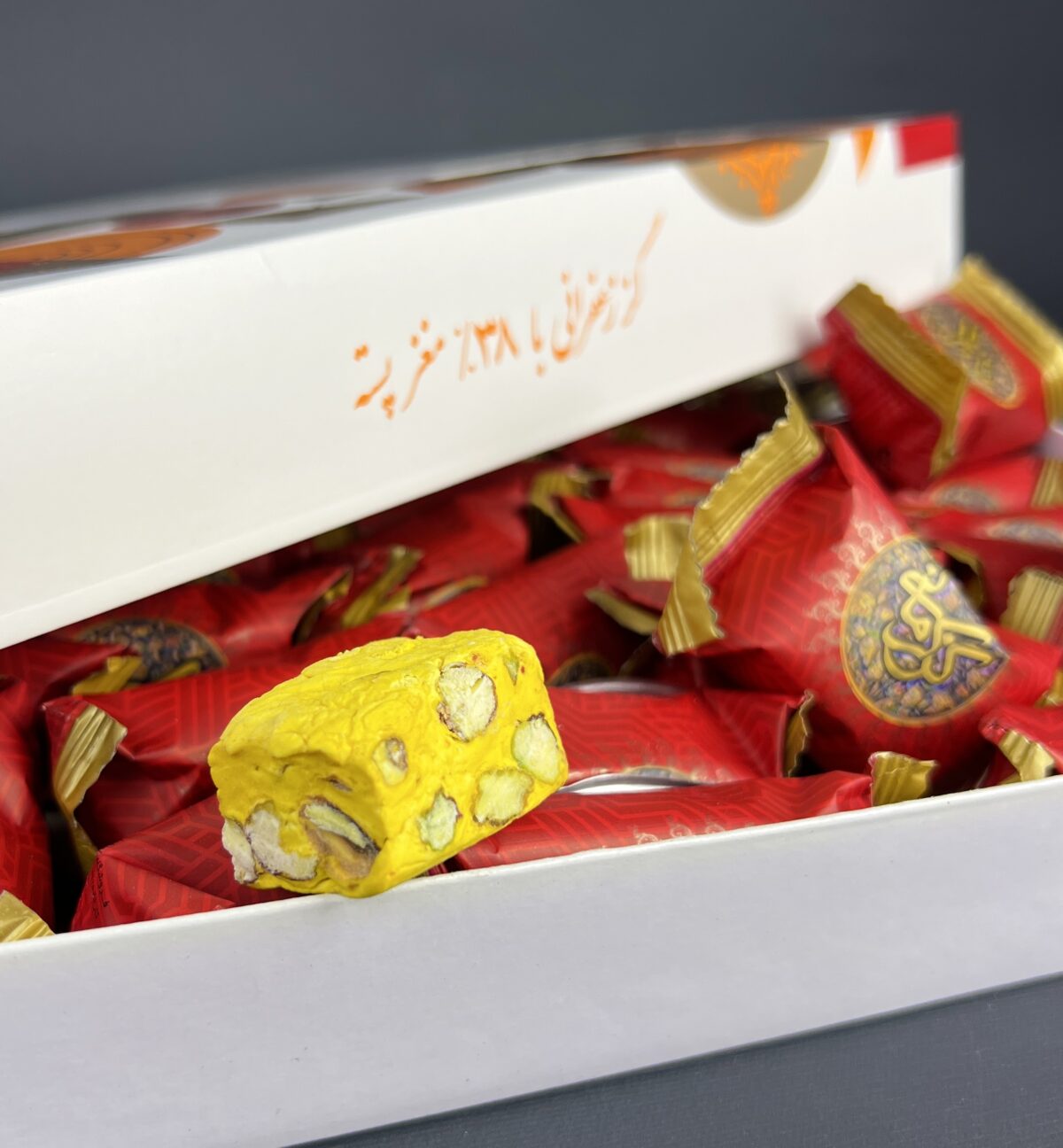 ⁦حَلْوَى غز بنسبة ‎38٪ فُسْتُقٍ بِالزَّعْفَرَان⁩ - الصورة ⁦2⁩