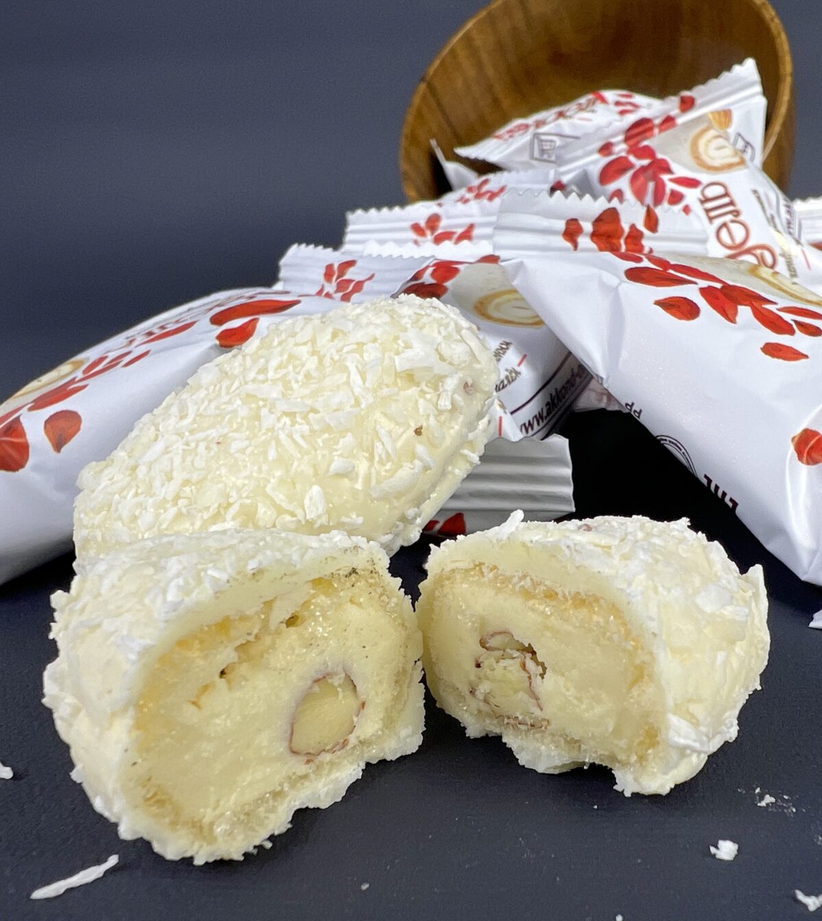 ⁦شوكولاتة أَجيب بِجَوزِ الهند وَاللَوز⁩ - الصورة ⁦2⁩