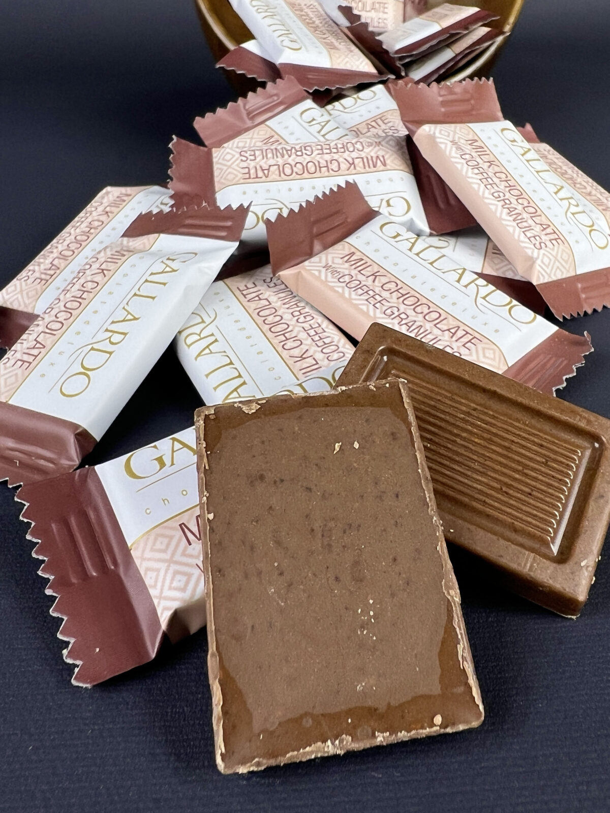 ⁦شوكولاتة حَليب بِحُبَيباتِ القَهوة⁩ - الصورة ⁦2⁩