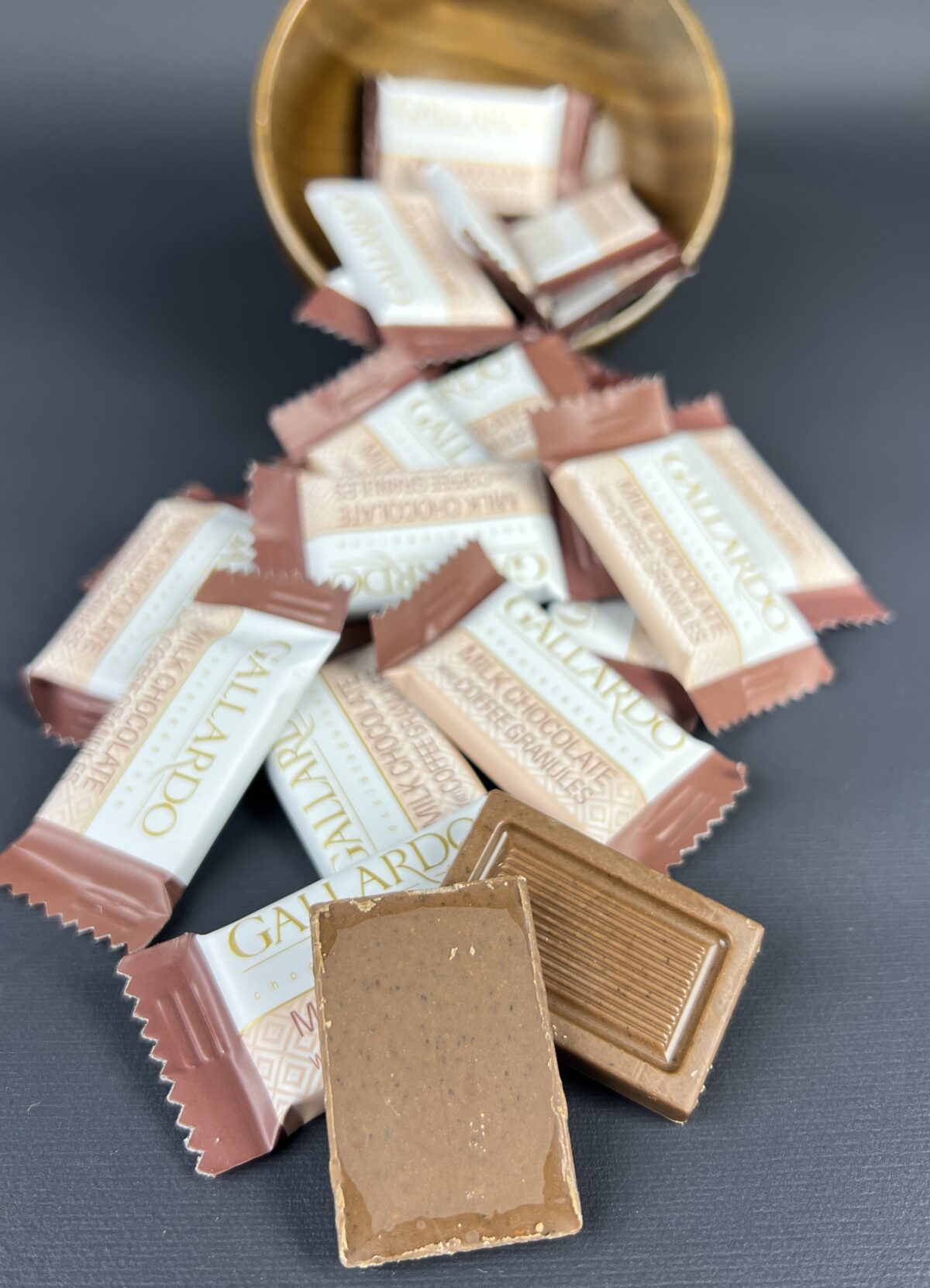 ⁦شوكولاتة حَليب بِحُبَيباتِ القَهوة⁩ - الصورة ⁦3⁩