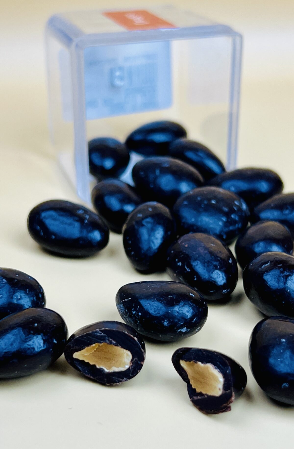 ⁦دراجه لوز بالشوكولاتة الداكنة⁩ - الصورة ⁦3⁩