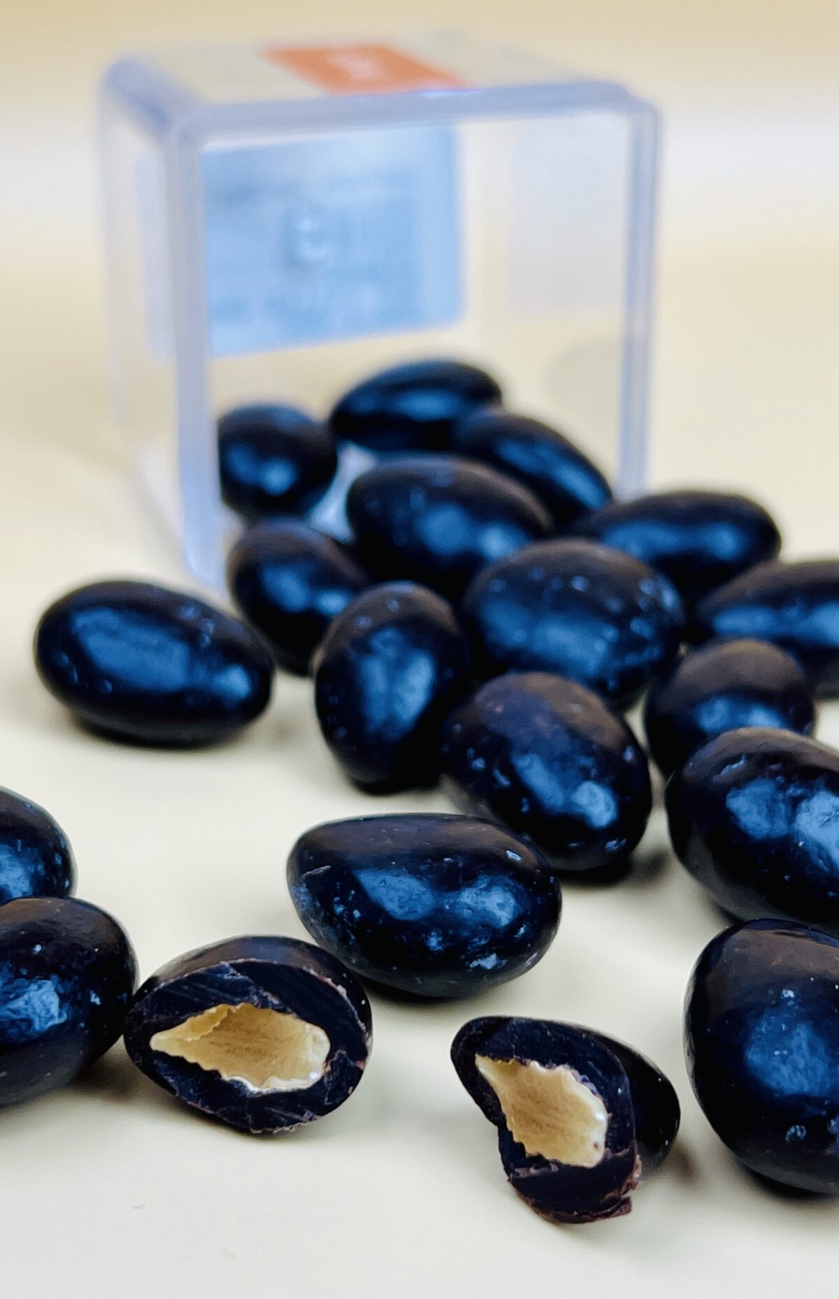 ⁦دراجه لوز بالشوكولاتة الداكنة⁩ - الصورة ⁦2⁩