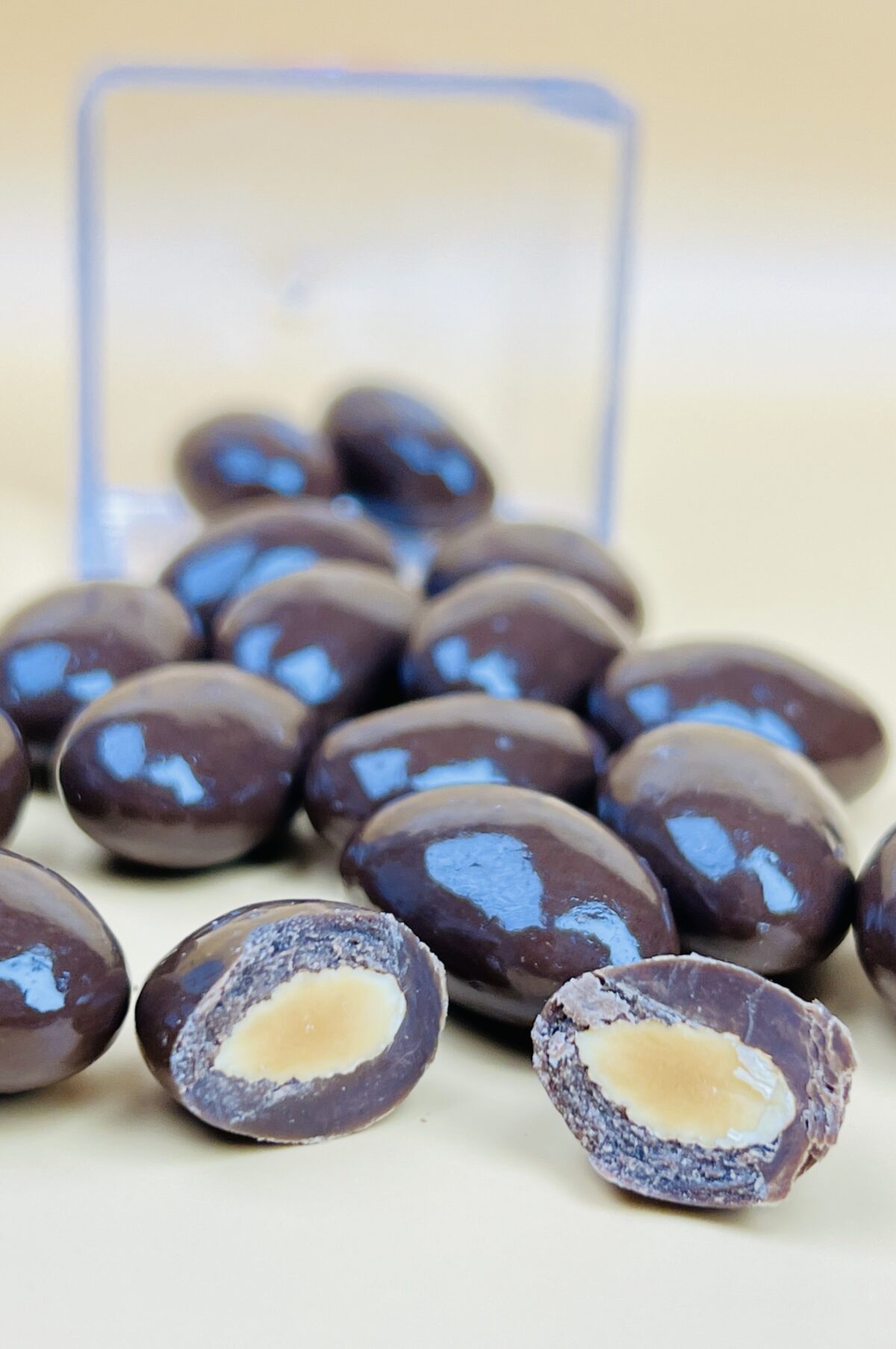 ⁦دراجه لوز بالشوكولاتة بالحليب⁩ - الصورة ⁦2⁩