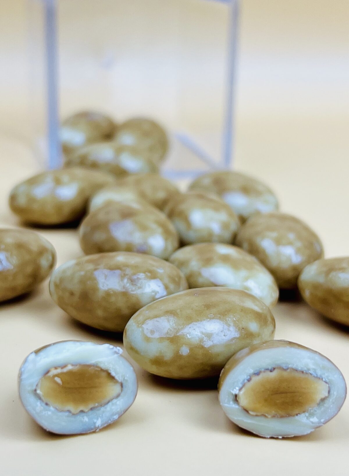 ⁦دراجه لوز بالشوكولاتة البيضاء بالكراميل⁩ - الصورة ⁦2⁩