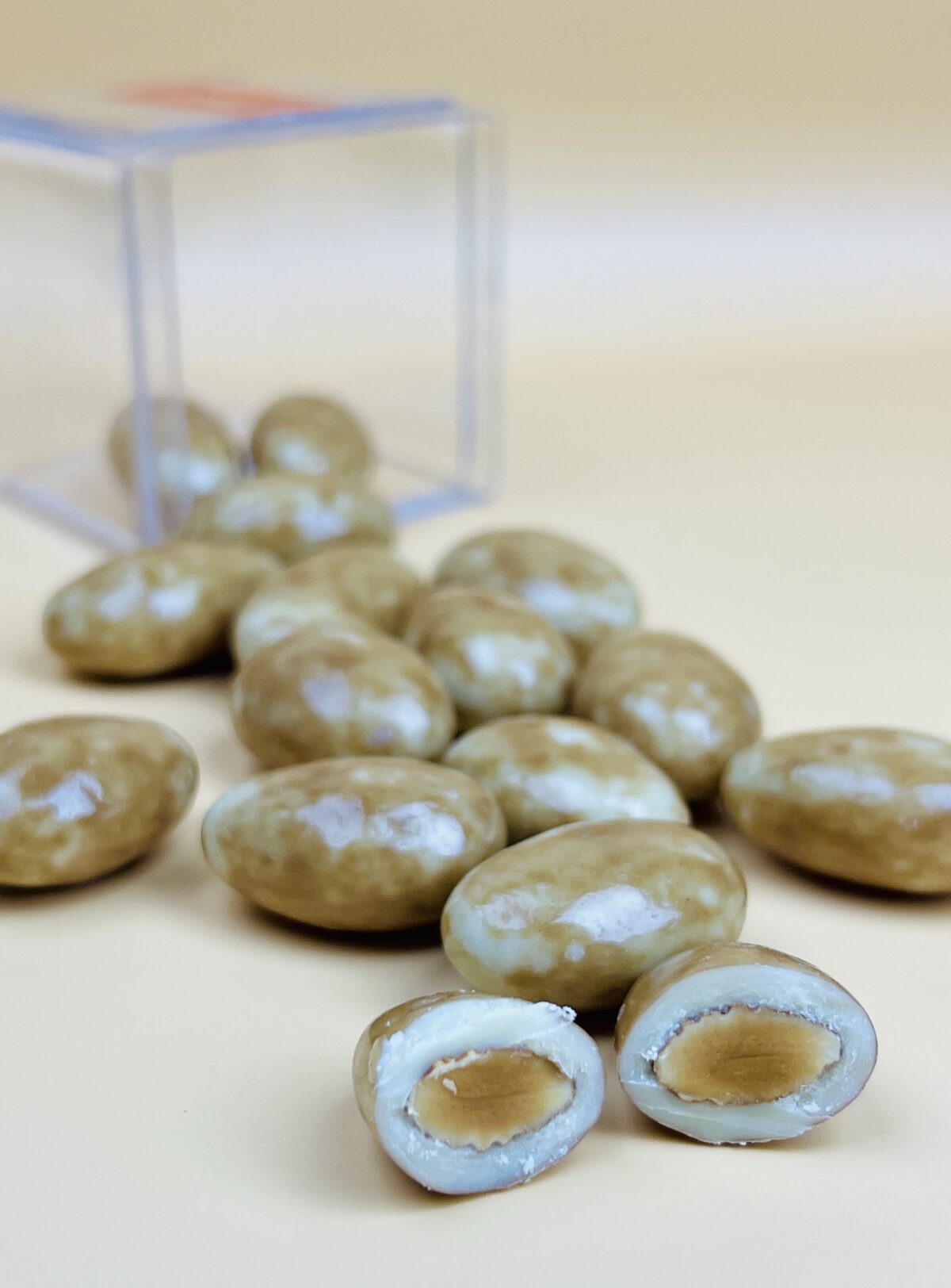 ⁦دراجه لوز بالشوكولاتة البيضاء بالكراميل⁩ - الصورة ⁦3⁩